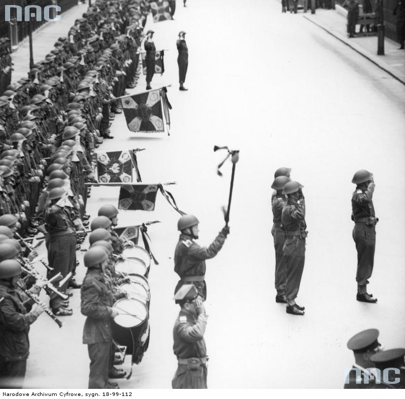 Londyn. 11 (do 15).07.1943 r. Uroczystości pogrzebowe po śmierci gen Sikorskiego. Oddziały Wojska Polskiego przed Katedrą Westminsterską