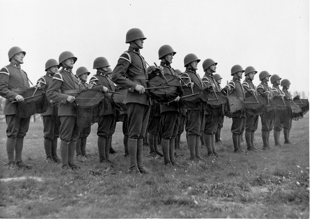 Dobosze 21 Pułku Piechoty w hełmach wz. 31
