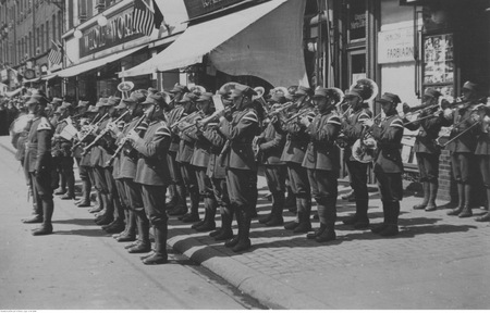 Orkiestra 74 Pułku Piechoty w Katowicach podczas defilady (bez daty)
