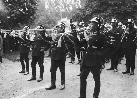 Orkiestra Policji Państwowej podczas defilady, 1925 r.