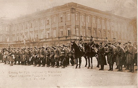 Oddziały Legionów Polskich na placu Saskim podczas mszy św. w dniu wkroczenia Legionów do Warszawy - 01.12.1916 r.